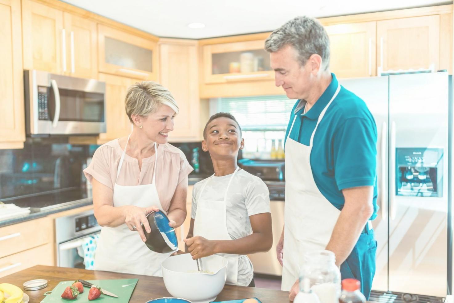 Команда волонтеров работает над проектом помощи